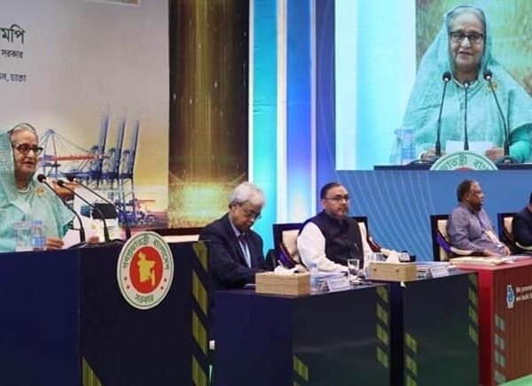 প্রধানমন্ত্রীর জাতীয় রপ্তানি ট্রফি প্রদান