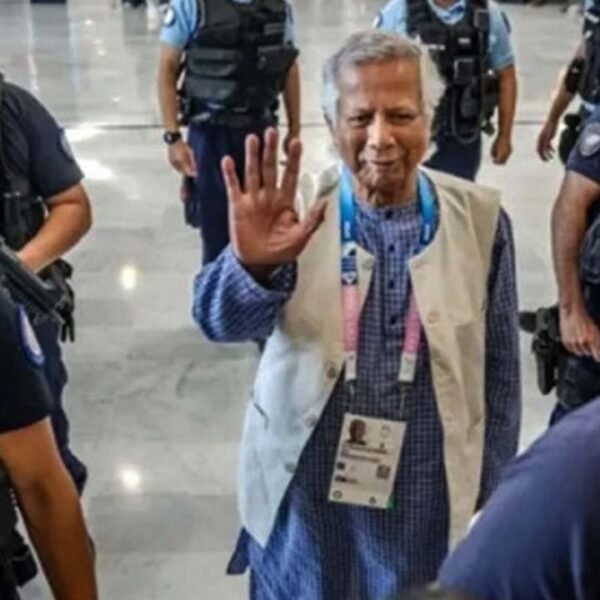 দুপুরেই দেশে ফিরছেন ড. ইউনূস