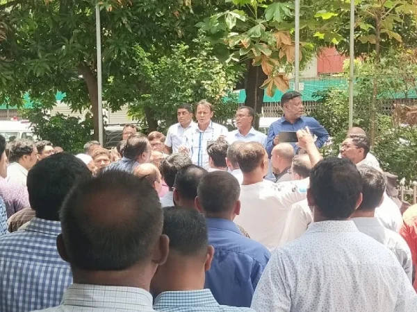 রাজনৈতিক মিছিলে স্বাস্থ্য অধিদপ্তরের কর্মকর্তারা।