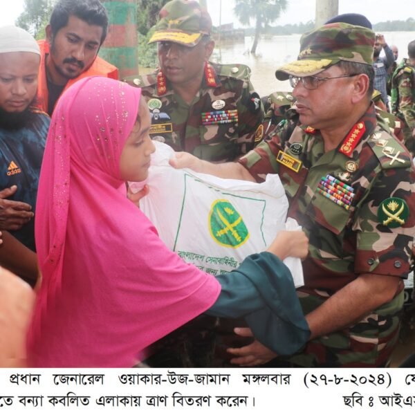 ফেনী জেলার ছাগলনাইয়াতে বন্যাকবলিত এলাকা পরিদর্শন করলেন সেনাবাহিনী প্রধান