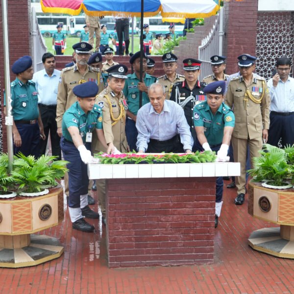 রাজারবাগ পুলিশ স্মৃতিস্তম্ভে স্বরাষ্ট্র উপদেষ্টার শ্রদ্ধা