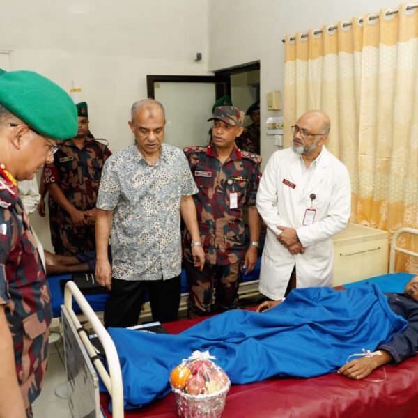 পিলখানায় বর্ডার গার্ড হাসপাতাল পরিদর্শন করলেন স্বরাষ্ট্র উপদেষ্টা