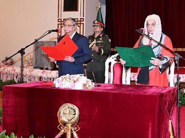 প্রধান বিচারপতি হিসেবে বিচারপতি সৈয়দ রেফাত আহমেদের শপথ গ্রহণ