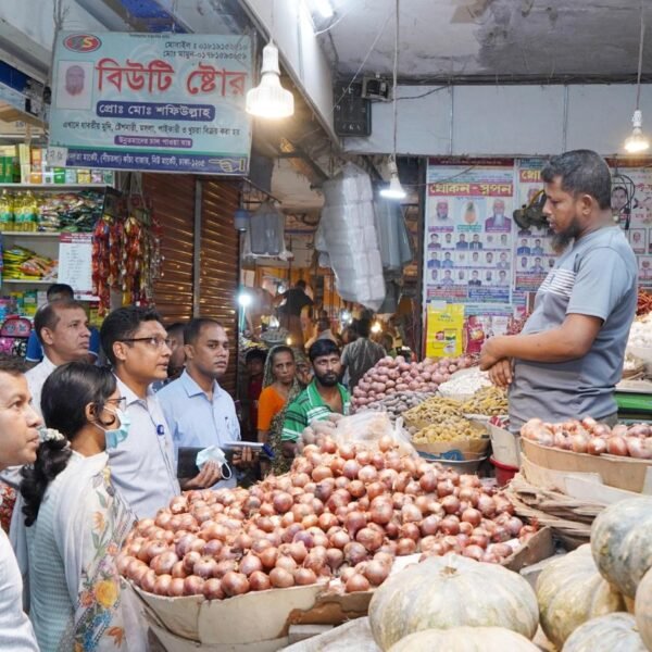 ঢাকায় দুই বাজারে বাণিজ্য মন্ত্রণালয়ের তদারকি টিমের অভিযান
