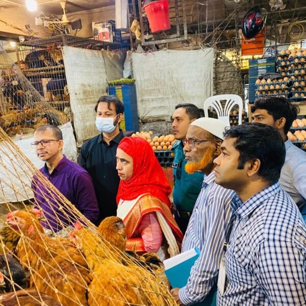 রাজধানীর কাচাঁবাজারে বাণিজ্য মন্ত্রণালয়ের তদারকি টিমের অভিযান