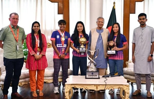 সাফজয়ী নারী ফুটবল দলকে প্রধান উপদেষ্টার সংবর্ধনা
