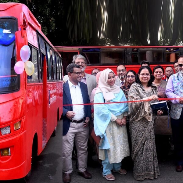 ঢাবি ক্যাম্পাসে প্রথমবারের মতো শাটল বাস সার্ভিস চালু