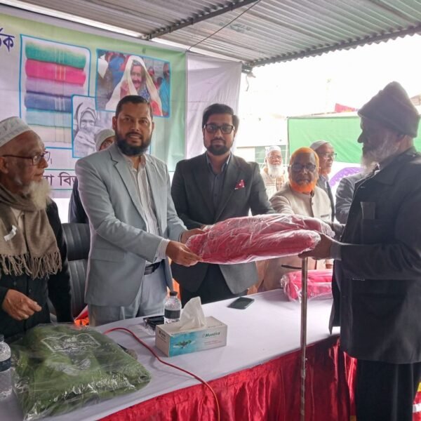 এরফান গ্রুপের উদ্যোগে চাঁপাইনবাবগঞ্জে শীতবস্ত্র বিতরণ