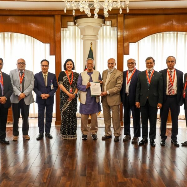 প্রশাসন ও বিচার বিভাগীয় সংস্কার কমিশনের প্রতিবেদন প্রধান উপদেষ্টার…