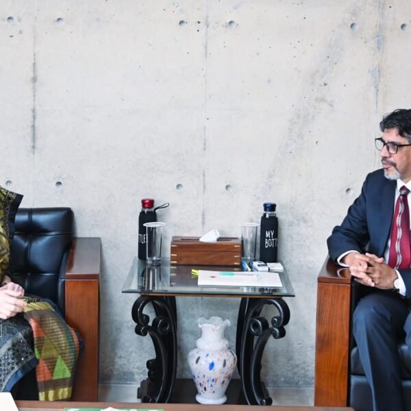 বাংলাদেশ-মার্কিন সম্পর্ক জোরদার করতে পররাষ্ট্র সচিবের সাথে মার্কিন চার্জ…