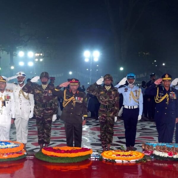 কেন্দ্রীয় শহীদ মিনারে সেনাপ্রধানের শ্রদ্ধাঞ্জলি
