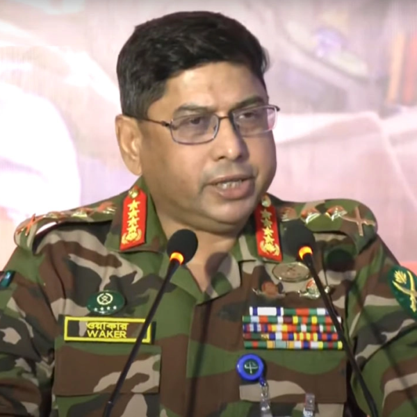 নিজেরা কাদা ছোড়াছুড়ি করলে সার্বভৌমত্ব বিপন্ন হবে: সেনাপ্রধান