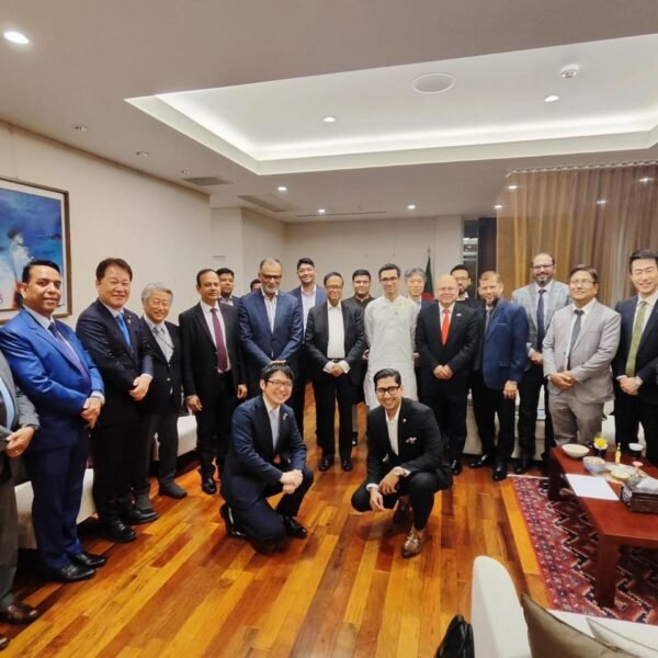 টোকিওতে বাংলাদেশ দূতাবাসে জুলাই অভ্যুত্থানের স্মারক হস্তান্তর