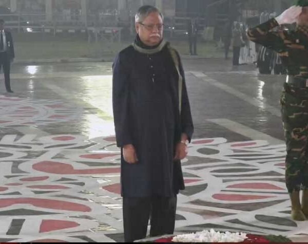 প্রথম প্রহরে ভাষাশহীদদের প্রতি শ্রদ্ধা জানালেন রাষ্ট্রপতি