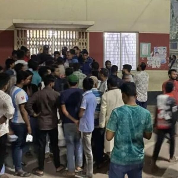 ধর্ষণবিরোধী মিছিল শেষে বাড়ি ফেরার সময় ছিনতাইকারীর ছুরিকাঘাতে ছাত্রদল…
