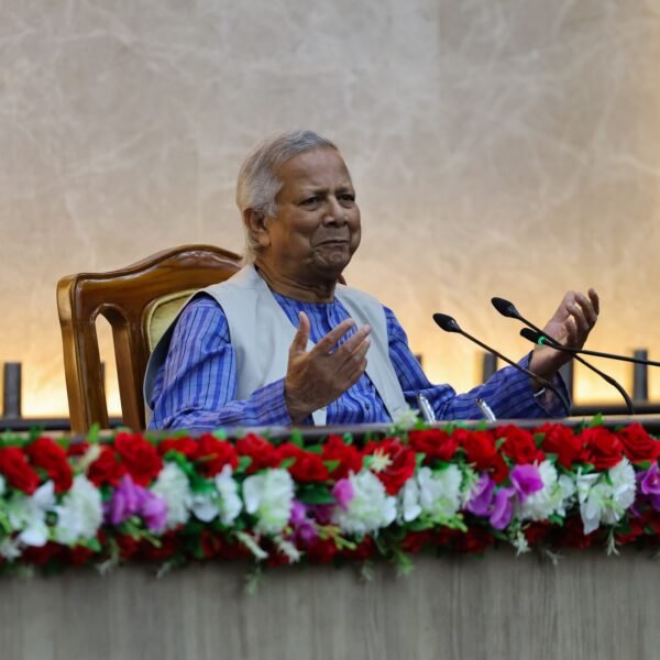 পুলিশের জ্যেষ্ঠ কর্মকর্তাদের সঙ্গে প্রধান উপদেষ্টার বৈঠক অনুষ্ঠিত