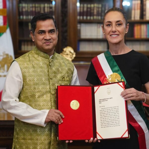 মেক্সিকোর প্রেসিডেন্টের কাছে পরিচয়পত্র পেশ রাষ্ট্রদূত মুশফিকুল ফজল আনসারীর