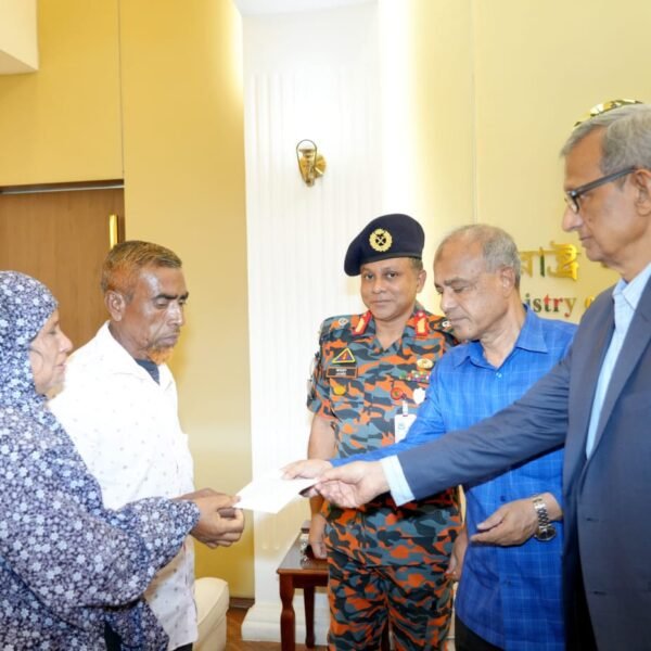 ফায়ারফাইটার নয়নের পরিবারকে স্বরাষ্ট্র মন্ত্রণালয়ের পক্ষ থেকে আরো পাঁচ…