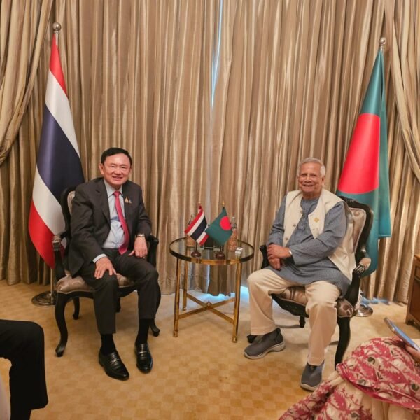 সাবেক থাই প্রধানমন্ত্রী থাকসিন প্রধান উপদেষ্টার সাথে সাক্ষাৎ করেন
