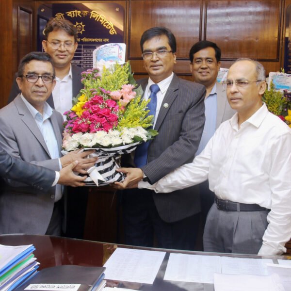 সোনালী ব্যাংক থেকে ডিএমডি পদে পদোন্নতিপ্রাপ্তদের এমডি মহোদয়ের ফুলেল…