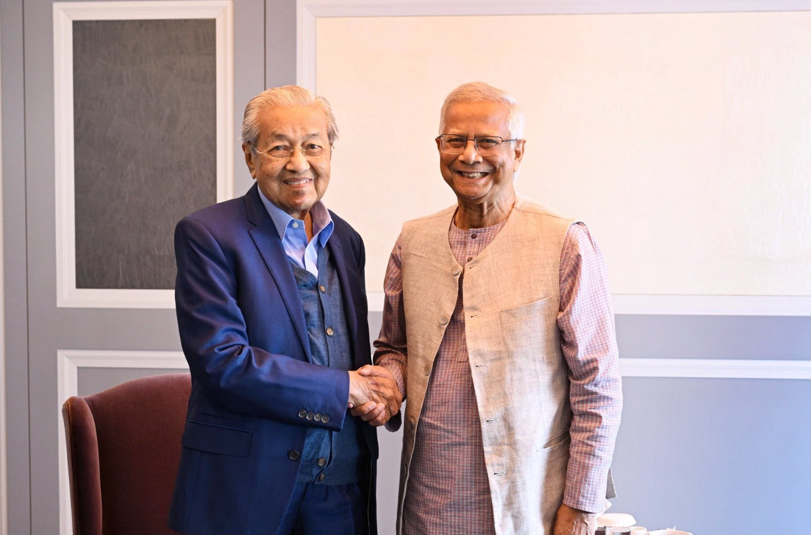 ১০০তম জন্মদিনের আগে মাহাথির মোহাম্মদকে অভিনন্দন জানিয়েছেন প্রধান উপদেষ্টা