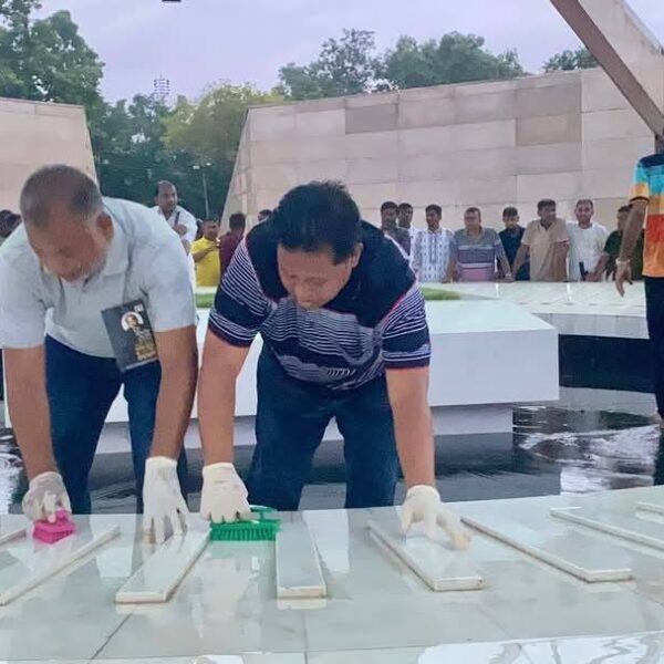 শহীদ প্রেসিডেন্ট জিয়াউর রহমানের ৪৪তম শাহাদাৎ বার্ষিকী উপলক্ষে জিয়া মাজার ও উদ্যান এলাকায় স্বেচ্ছাসেবক দলের পরিষ্কার-পরিচ্ছন্নতা কর্মসূচি