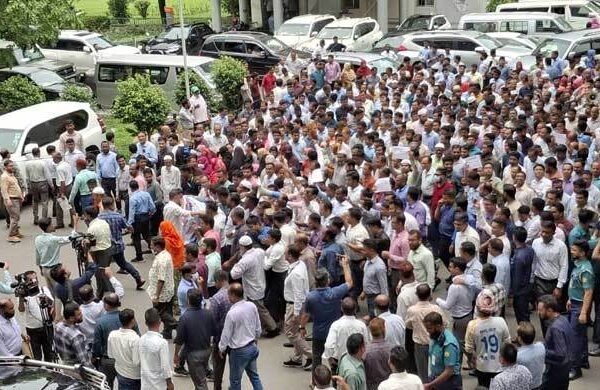 সরকারি চাকরি অধ্যাদেশ বাতিলের দাবিতে উত্তাল সচিবালয়