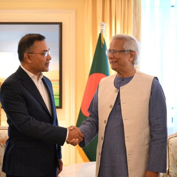 তারেক রহমান পক্ষ থেকে প্রধান উপদেষ্টাকে ৮৫তম জন্মদিনে ফুলেল…