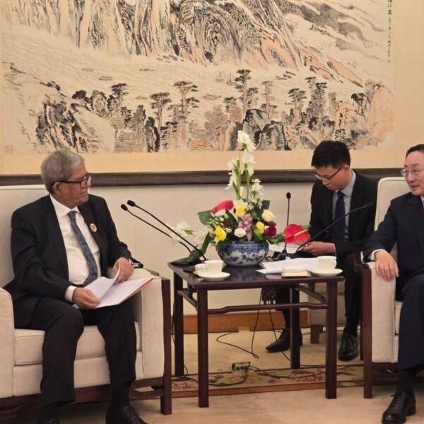 চীনের আন্তর্জাতিক বিভাগের মন্ত্রী ও পররাষ্ট্র মন্ত্রণালয়ের উপমন্ত্রীর সঙ্গে&hellip;