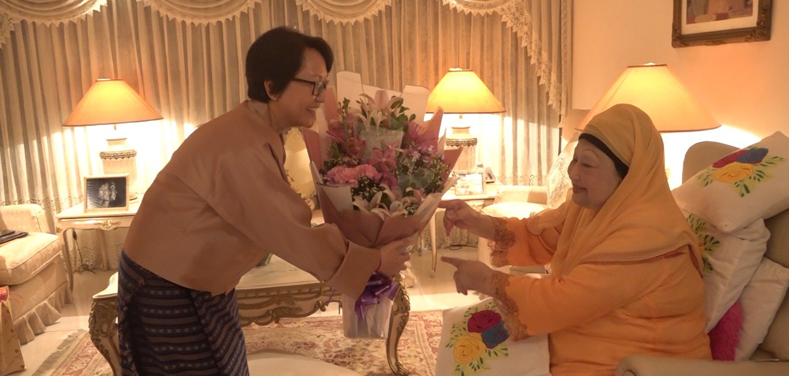 বিএনপি চেয়ারপারসন বেগম খালেদা জিয়ার সঙ্গে ভুটান রাষ্ট্রদূতের সৌজন্য…