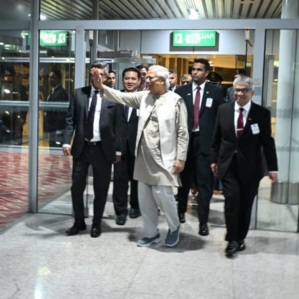 মালয়েশিয়াতে পৌঁছেছেন প্রধান উপদেষ্টা
