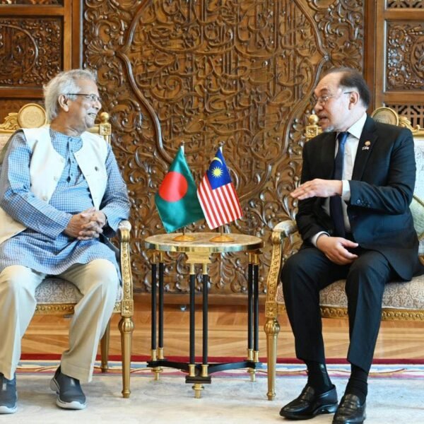 মালয়েশিয়ার প্রধানমন্ত্রীর সঙ্গে প্রধান উপদেষ্টার দ্বিপাক্ষিক বৈঠক অনুষ্ঠিত
