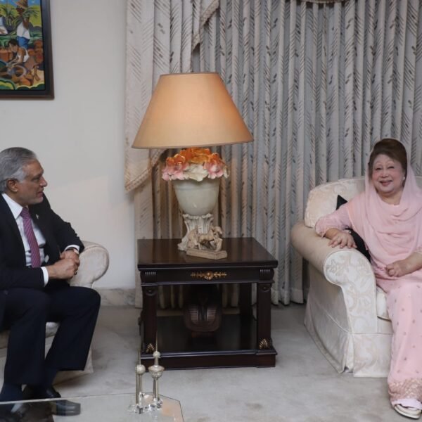 বিএনপি চেয়ারপারসন বেগম খালেদা জিয়ার সঙ্গে পাকিস্তান উপ-প্রধানমন্ত্রী ইসহাক…