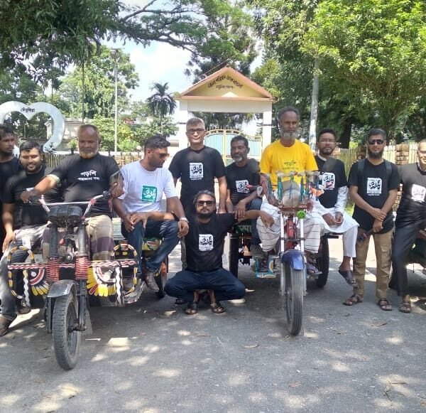 তেঁতুলিয়ায় প্রবাসী সংগঠন ভিনগোলার্ধ রিকশাচালকদের মাঝে টি-শার্ট বিতরণ করেছে