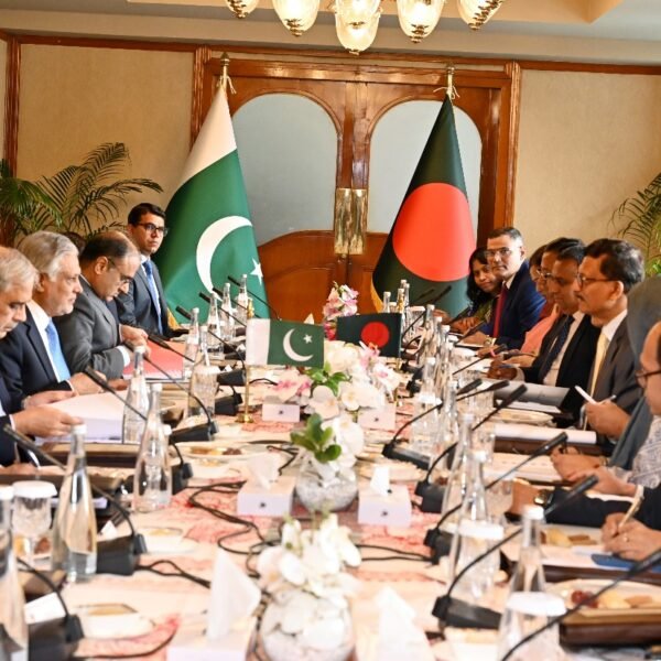 বাংলাদেশ-পাকিস্তানের মধ্যে একটি চুক্তি ও চারটি সমঝোতা স্বাক্ষরিত