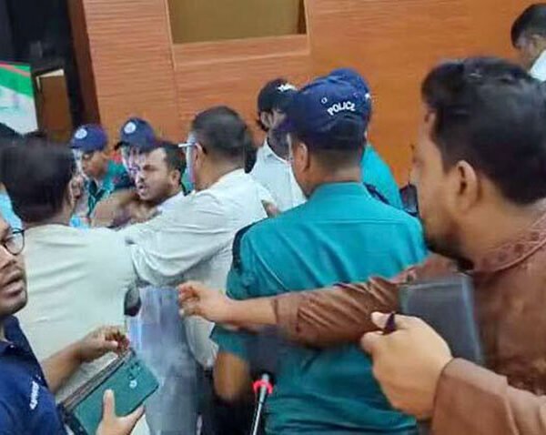 ব্রাহ্মণবাড়িয়া-২ ও ৩ আসনের শুনানিতে ইসিতে হাতাহাতি-উত্তেজনা