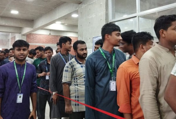 জাকসু নির্বাচন: স্থগিত থাকা হলের ভোটগ্রহণ শুরু