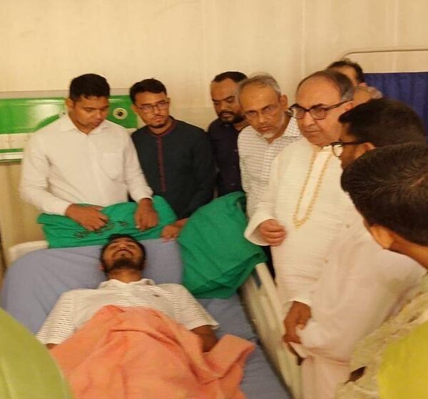 নুরুল হক নুরকে দেখতে ঢাকা মেডিকেলে গেলেন মির্জা আব্বাস