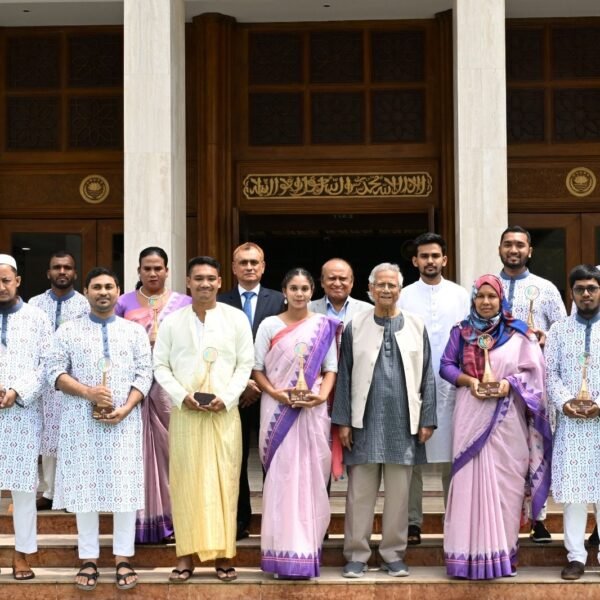 ১২ তরুণকে ‘ইয়ুথ ভলান্টিয়ার অ্যাওয়ার্ড’ প্রদান করলেন প্রধান উপদেষ্টা
