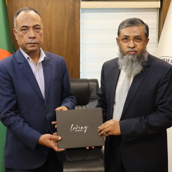 “আবদুল্লাহ হিল রাকিবের স্মরণে স্মারকগ্রন্থ” গ্রহণ করলেন বিকেএমইএ সভাপতি