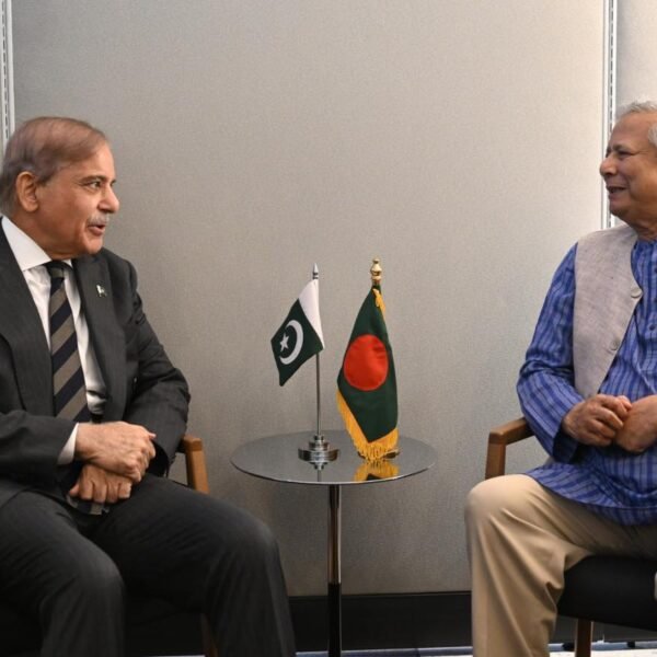 জাতিসংঘে প্রধান উপদেষ্টার সাথে বৈঠক করেছেন পাকিস্তানের প্রধানমন্ত্রী