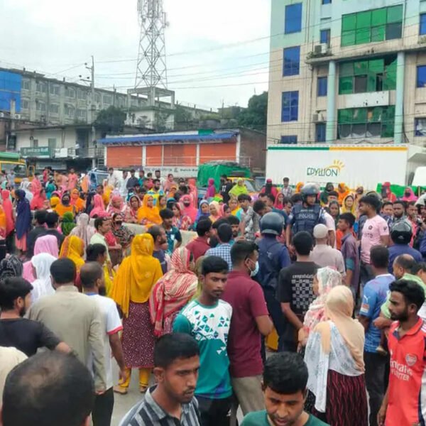 বকেয়া বেতনের দাবিতে গাজীপুরে সড়ক অবরোধ করে শ্রমিকদের বিক্ষোভ