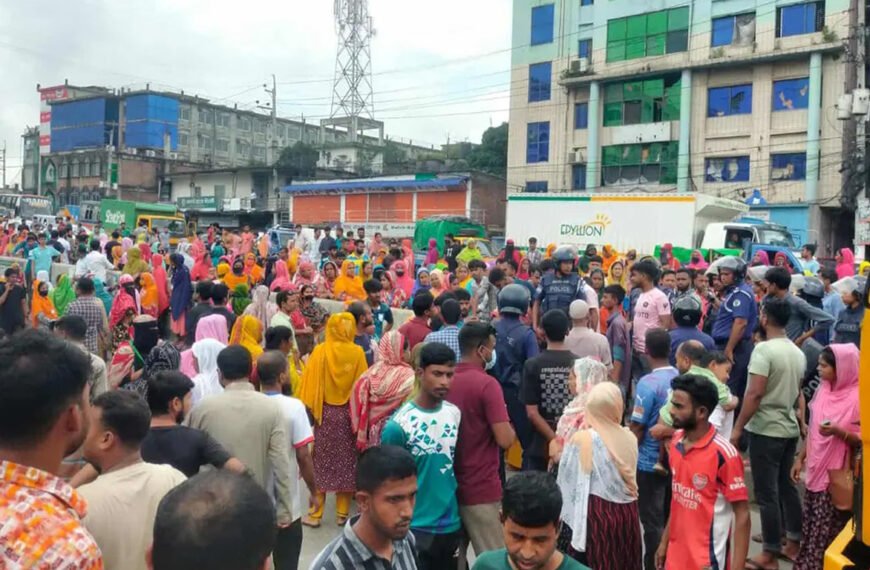 বকেয়া বেতনের দাবিতে গাজীপুরে সড়ক…