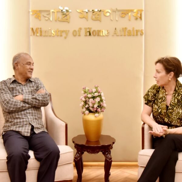 স্বরাষ্ট্র উপদেষ্টার সঙ্গে যুক্তরাষ্ট্র দূতাবাসের চার্জ দ্যা অ্যাফেয়ার্সের সৌজন্য…