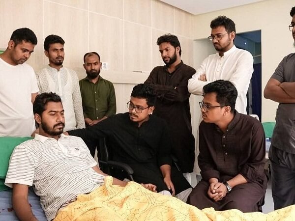 ঢাকা মেডিকেলে সাবেক ডাকসু ভিপি নুরকে দেখতে গেলেন নবনির্বাচিত…