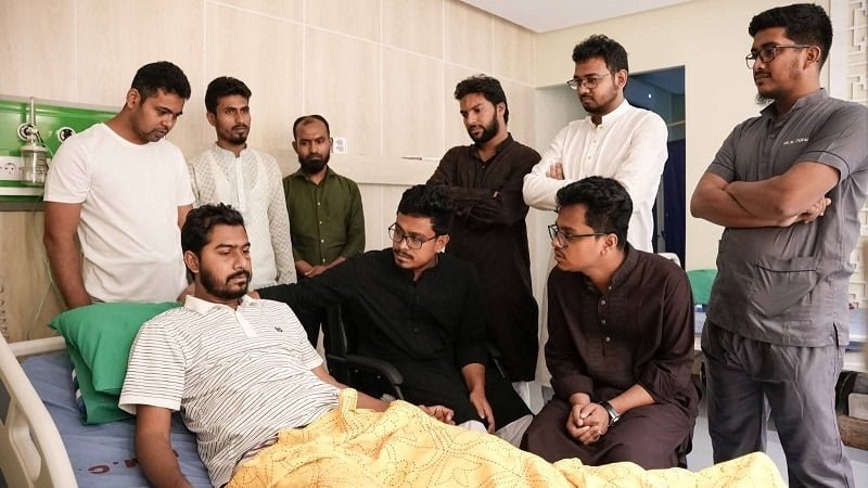 ঢাকা মেডিকেলে সাবেক ডাকসু ভিপি…