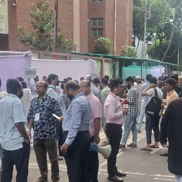 উৎসবমুখর পরিবেশে সম্পন্ন হল ডাকসু নির্বাচন, চলছে ভোট গণনা