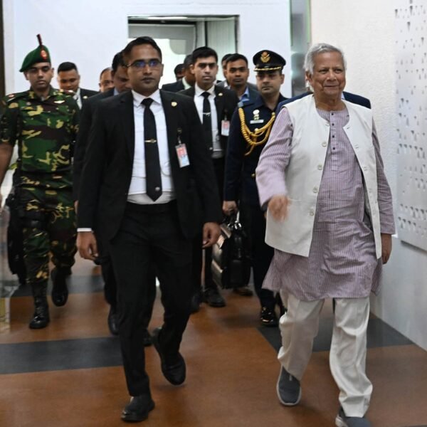 নিউইয়র্ক সফর শেষে দেশে ফিরেছেন প্রধান উপদেষ্টা