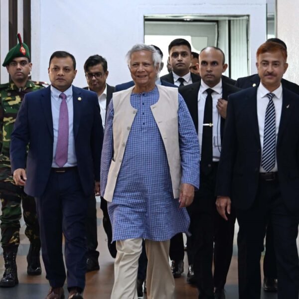 রোম সফর শেষে দেশে ফিরেছেন প্রধান উপদেষ্টা