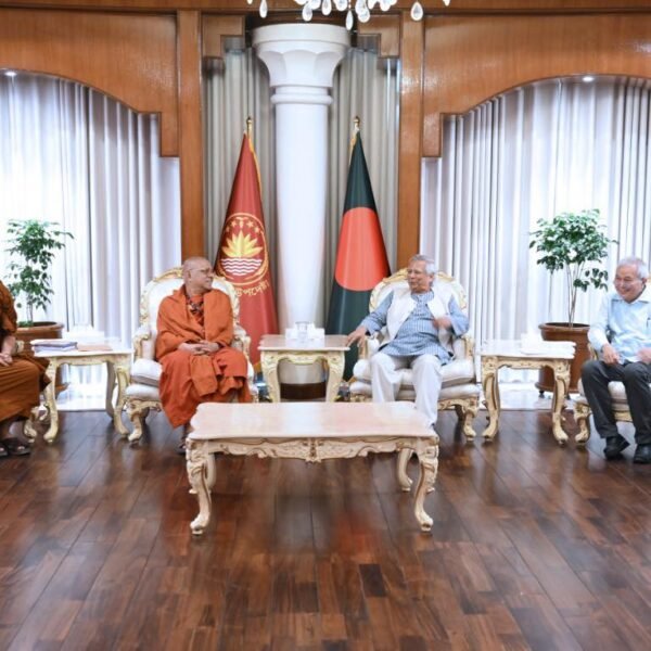 প্রবারণা পূর্ণিমা উপলক্ষে প্রধান উপদেষ্টার সঙ্গে শুভেচ্ছা বিনিময় করলেন…